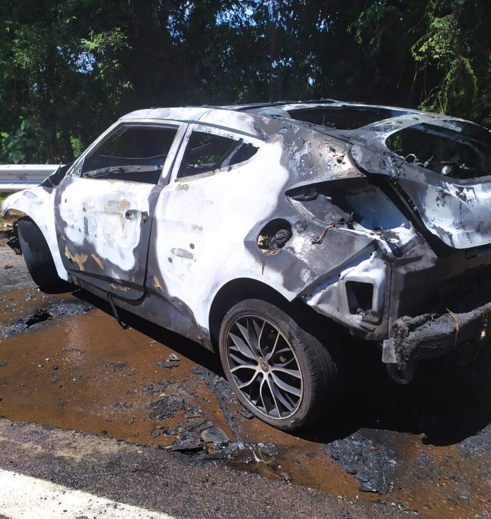 Carro com casal e bebê colide contra carreta e pega fogo em Chapecó