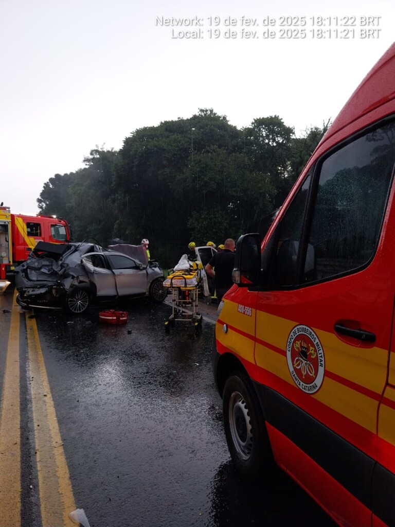 Grave acidente na BR-116 entre cinco veículos deixa uma pessoa morta em Santa Catarina