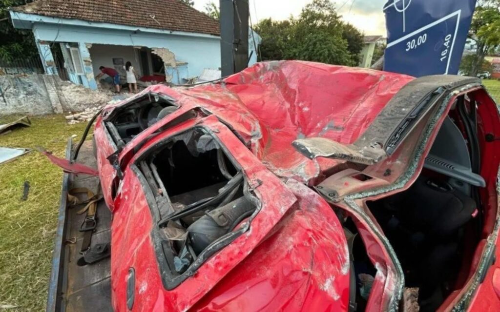 CARRO INVADE CASA E DUAS MULHERES MORREM NA BR 116, EM SÄO LEOPOLDO