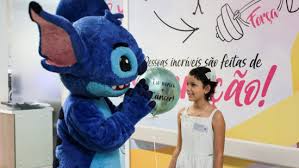 Menina de 9 anos vence batalha contra o câncer e celebra com personagem favorito