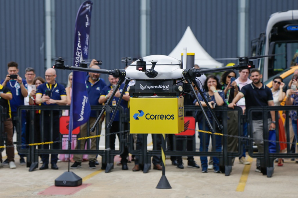 Correios fazem entrega histórica de encomenda utilizando drone