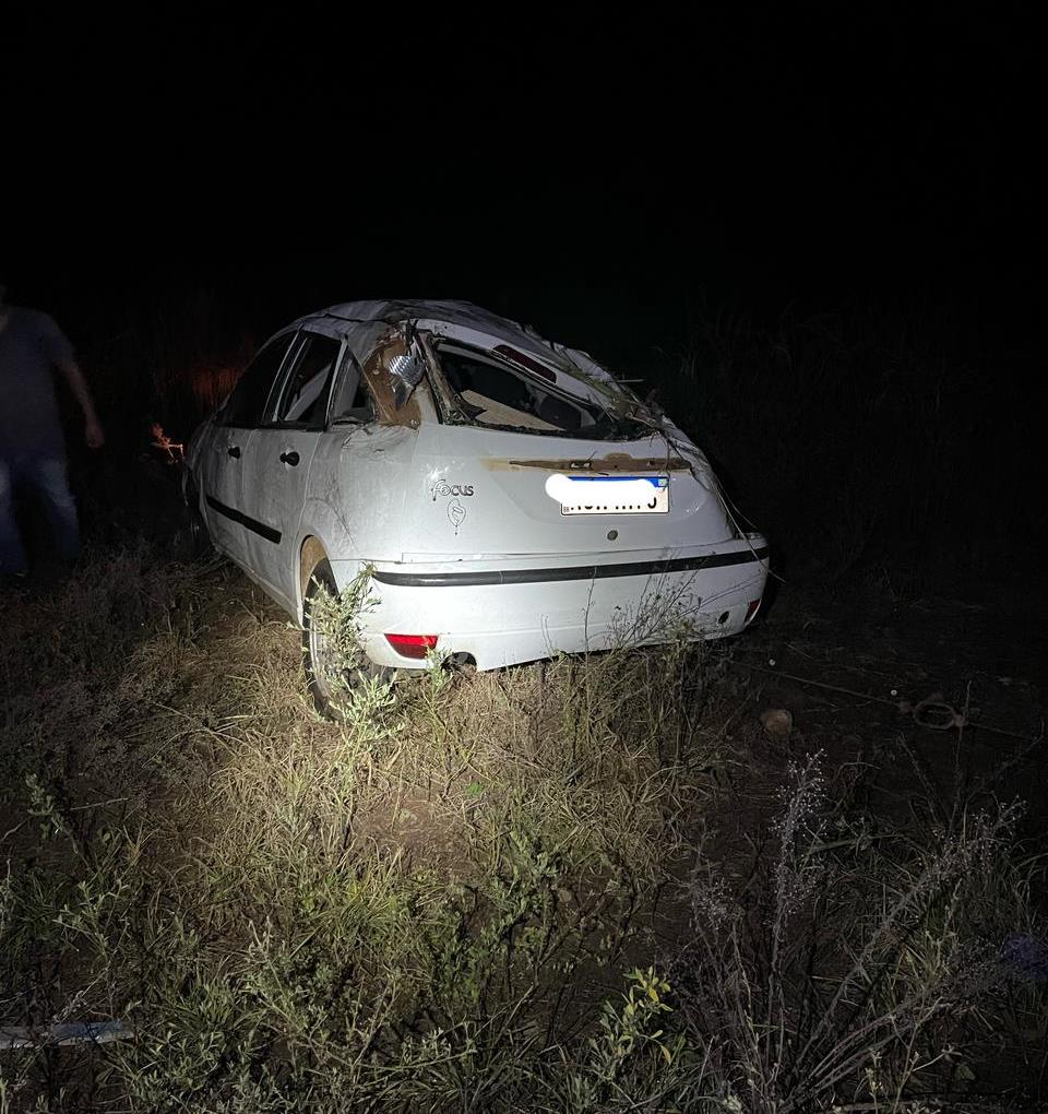 Vítimas são ejetadas de automóvel em capotamento na SC-480