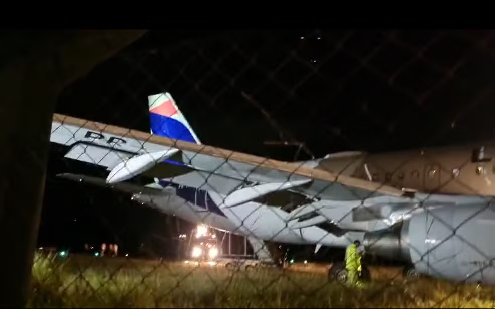 Avião sai da pista após pousar sob forte chuva em SC