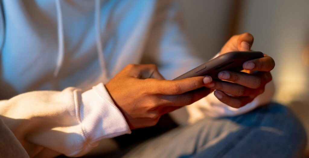 Projeto prevê aumentar pena para quem comprar celular roubado