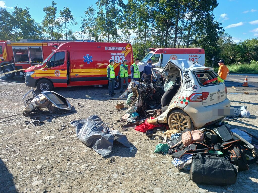 Colisão violenta entre veículos mata duas pessoas na BR-470