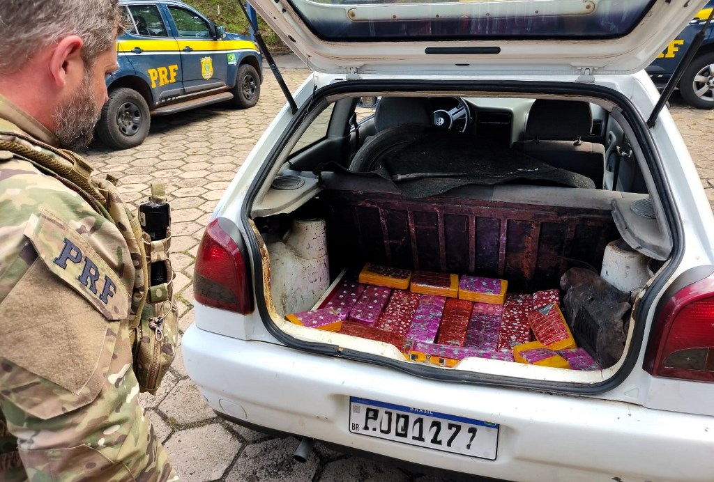 Jovem e namorada de 16 anos são flagrados com 60 kg de maconha na BR-282