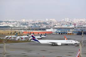 Piloto vê crianças na pista antes de pousar no Aeroporto de Guarulhos