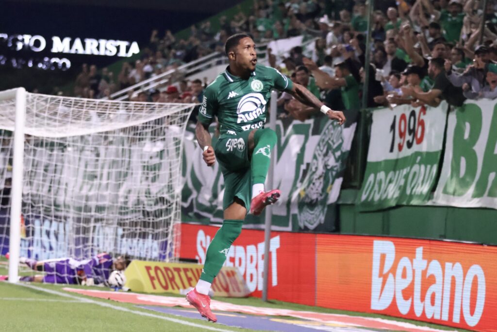 Chapecoense vence o Athletic na Arena Condá e sobe na tabela da Série B