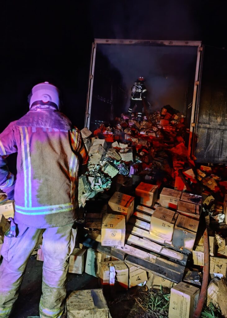 Incêndio em carreta mobiliza bombeiros por quase quatro horas em Irani