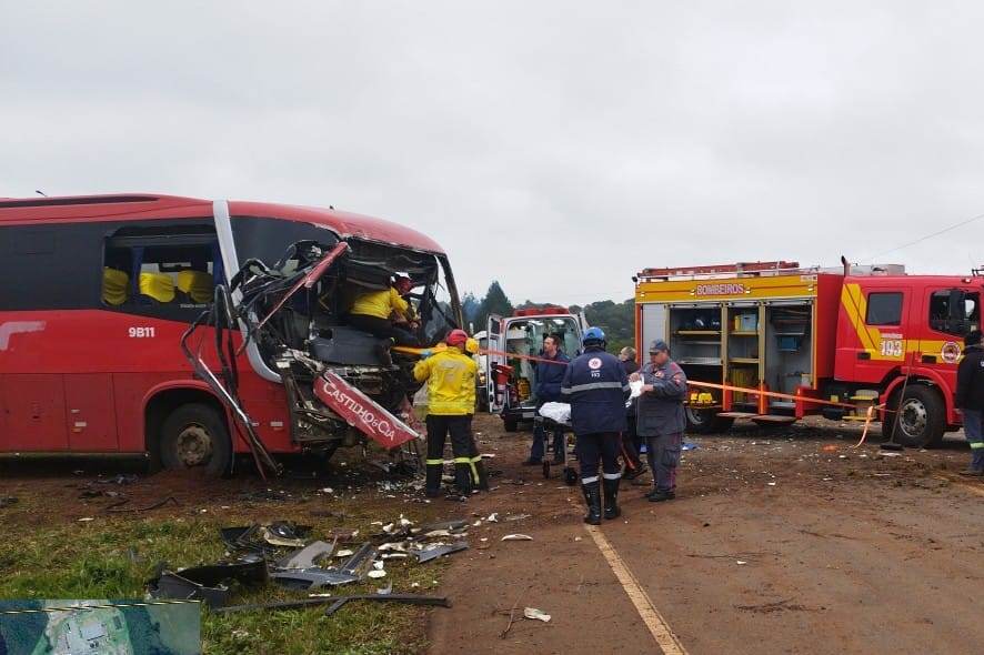 Acidente entre ônibus e caminhão deixa feridos na BR-282