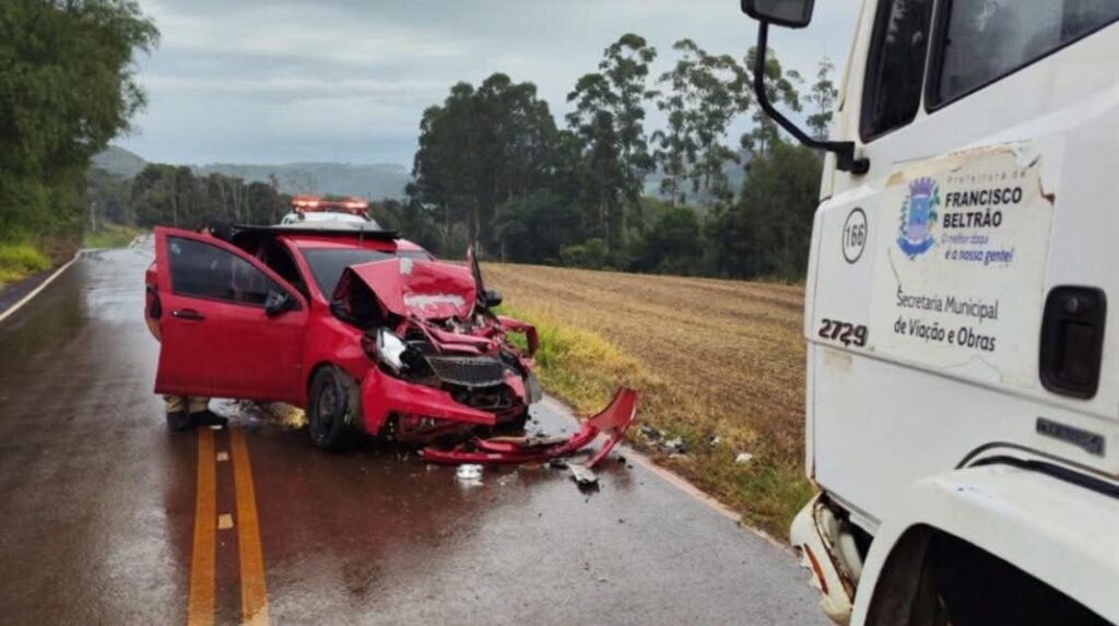 Motorista foge após colidir caminhonete carregada com vinho contra caminhão da prefeitura de Beltrão