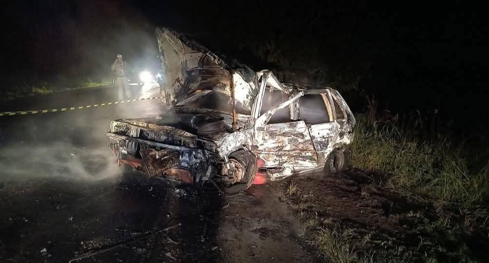 MOTORISTA QUE DIRIGIA FIAT/UNO DE CHAPECÓ MORRE CARBONIZADO NA ERS-406, EM NONOAI