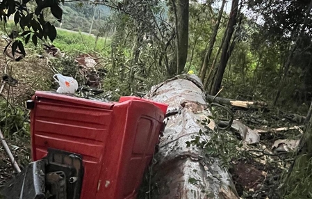 Caminhoneiro morre após sair da pista e capotar veículo em Seara