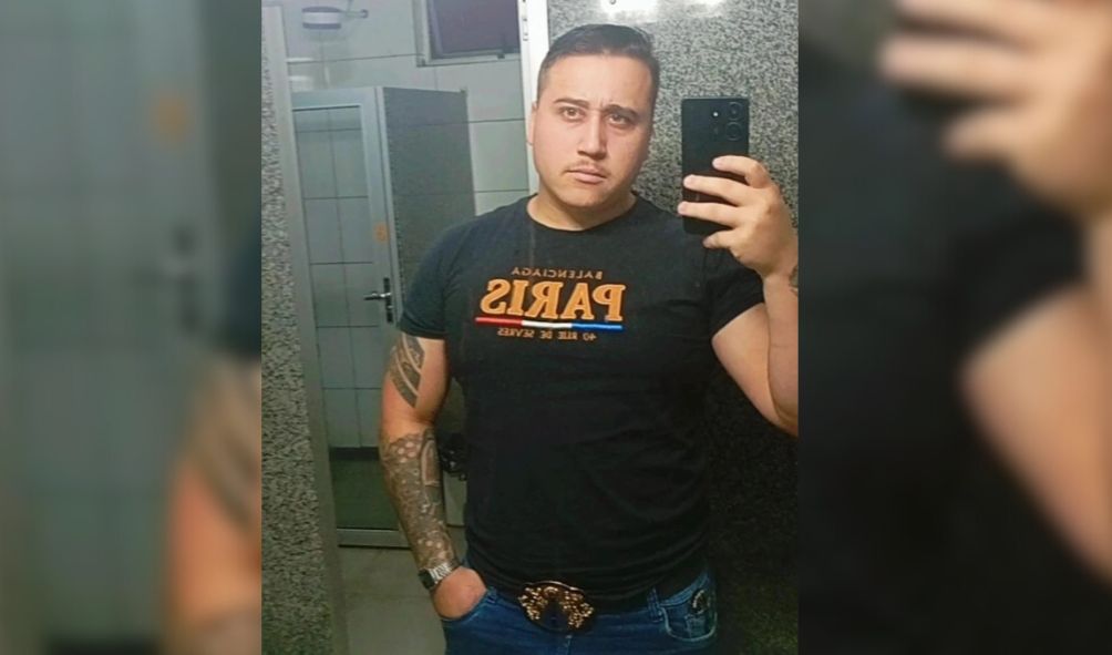 Apaixonado aos 12 anos, jovem tatuou a letra da amada de forma errada no braço