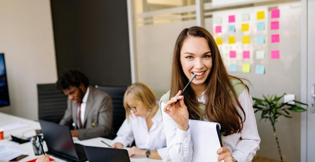 Mulher lança curso que ensina como bajular chefe para se dar bem