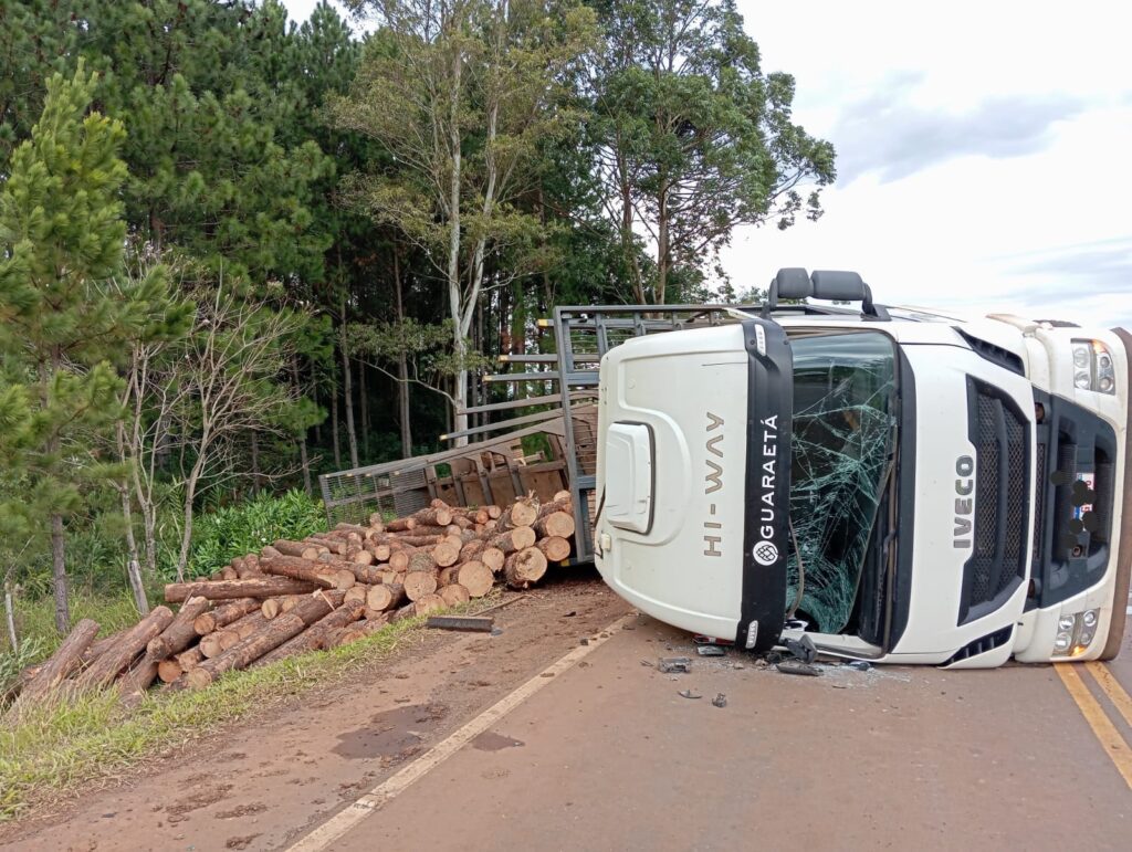 Motorista pula da cabine antes de carreta tombar na SC-160