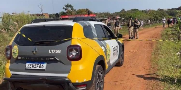 Corpo de jovem é encontrado enrolado em lençol em terreno baldio