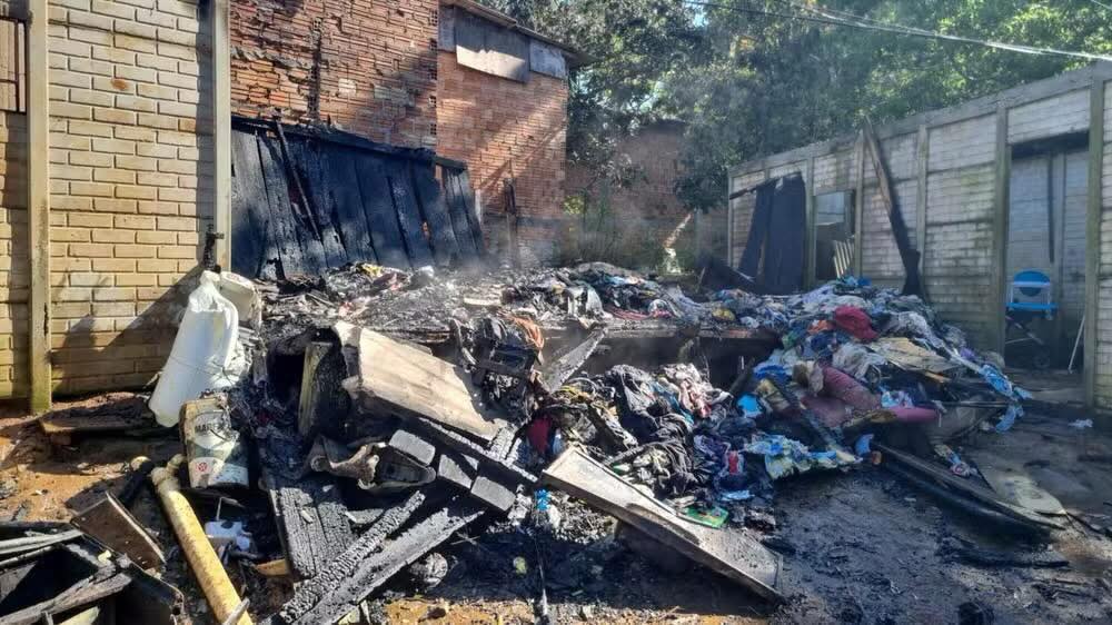Crianças são deixadas sozinhas em casa, tentam fazer chá e imóvel pega fogo, em Guarapuava