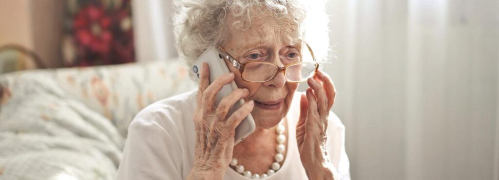 Lei proíbe oferta de crédito consignado por telefone a idosos em SC
